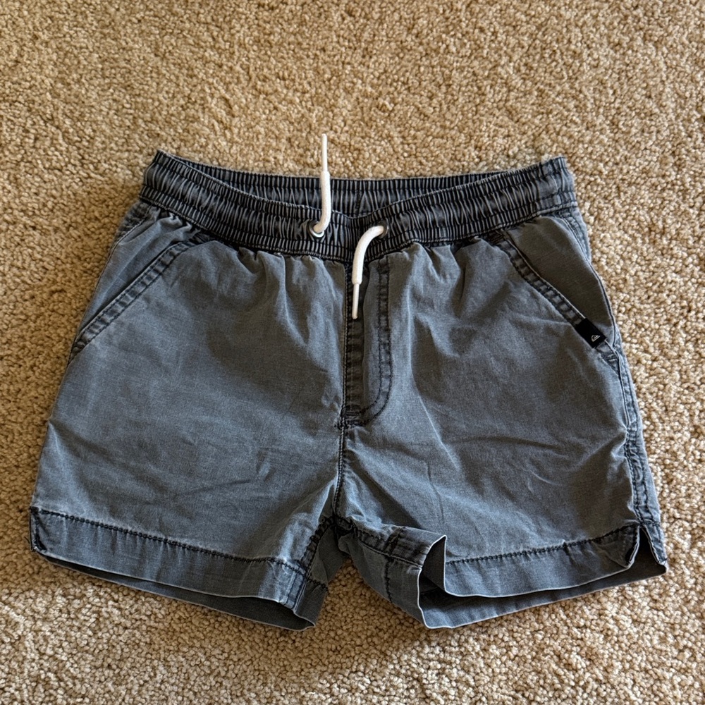 Boys sz 6 Quicksilver shorts.